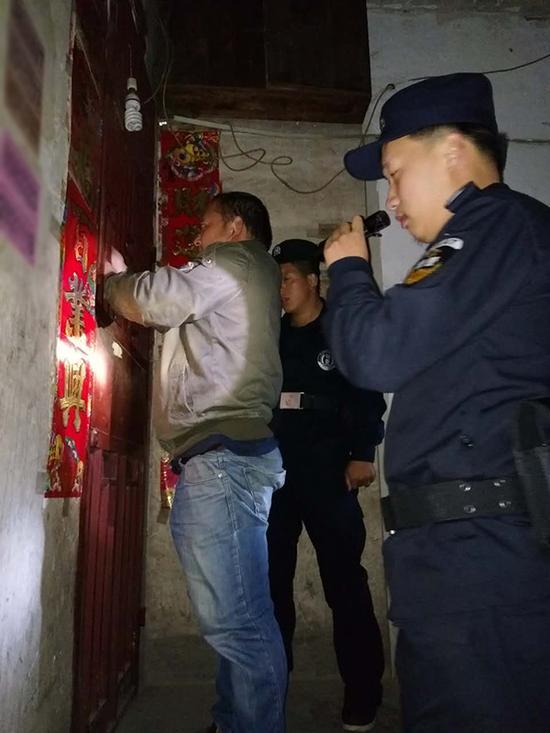 娄底粗心妈妈误将幼女锁家中 